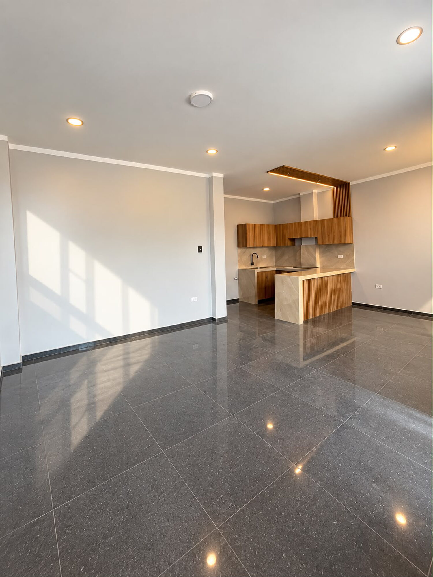 CASA DE ESTRENO EN URBANIZACIÓN PRIMAVERA – TARAPOTO